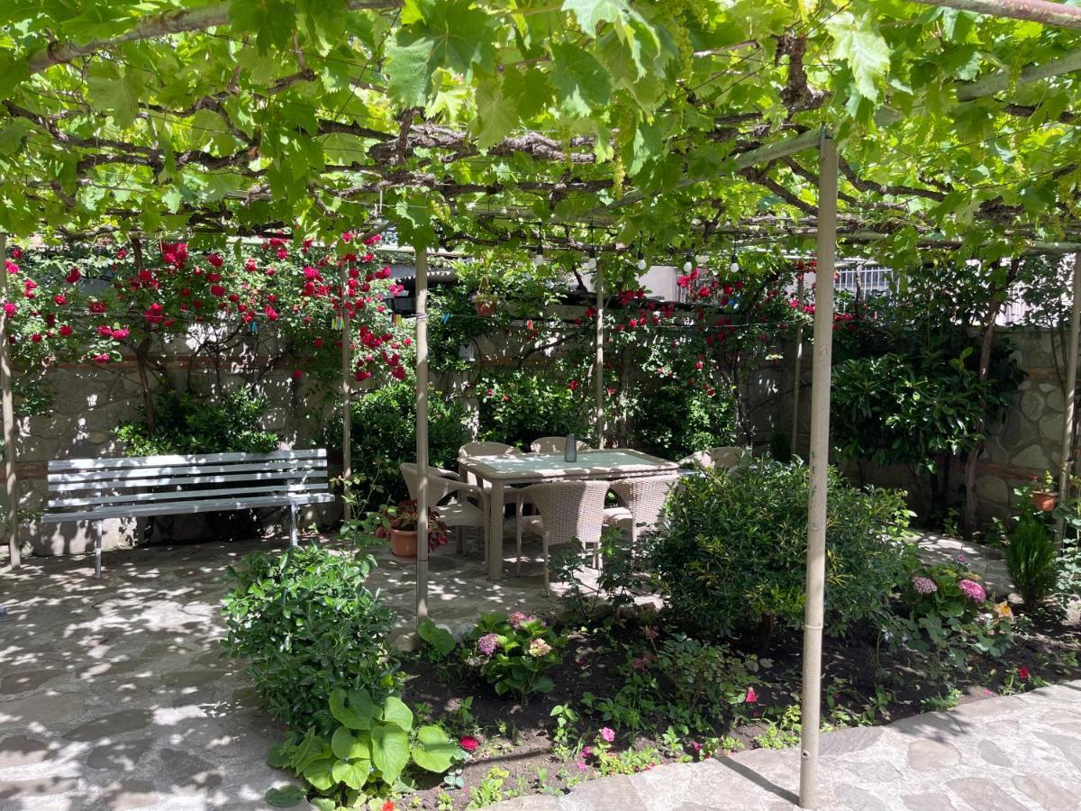 Mari Guest House Телави Экстерьер фото