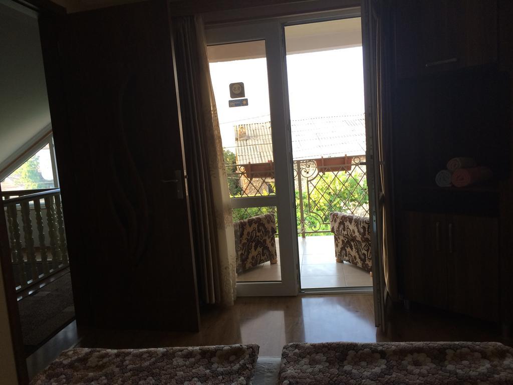 Mari Guest House Телави Экстерьер фото