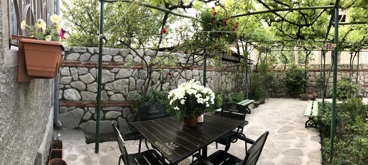 Mari Guest House Телави Экстерьер фото